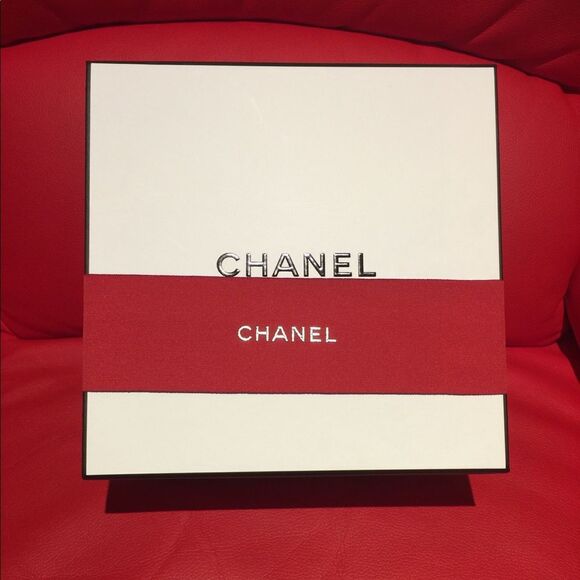 Chanel box - Picture 1 of 8